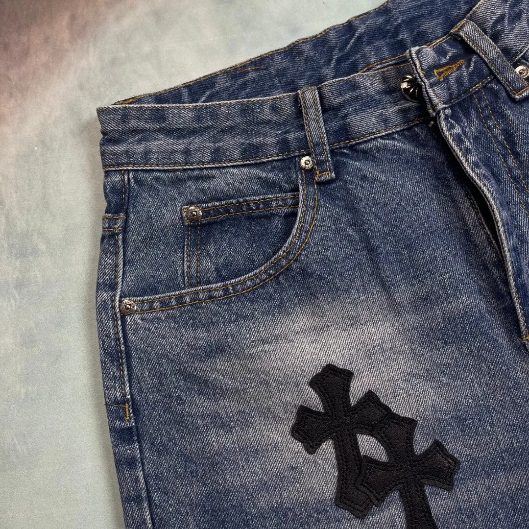 🅿️236 🔘Model No.-KL152 🔘Cro Heart𝐂𝐡𝐫𝐨𝐦𝐞 𝐇𝐞𝐚𝐫𝐭 Classic CH Dark Blue Cross-Patch Leather Jeans* Crow Heart’s classic dark blue cross-patch leather jeans, showing avant-garde aesthetics. Made from the finest denim fabrics, they are crisp, stylish and extremely wear-resistant. The iconic dark blue is uniquely washed, fades naturally, and is full of retro charm. Lambskin vegetable-tanned cross-piece leather has a fine texture and is carefully sewn by craftsmen to blend perfectly with denim. The straight version modifies the leg shape and is matched with exclusive metal accessories. It highlights the luxurious style in a low-key manner and is the ultimate embodiment of trend and quality.  Size: S M L XL (28.30.32.34) Color: Dark Blue